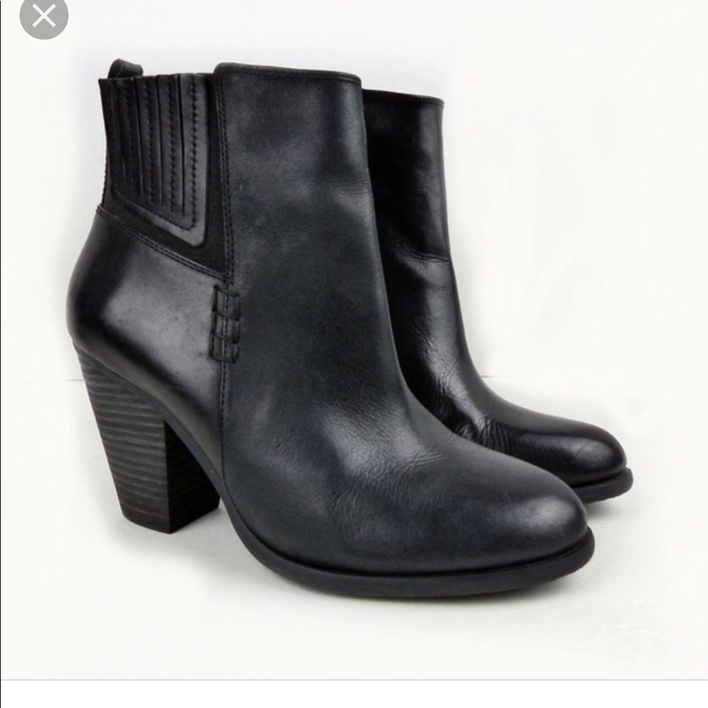 VINCE CAMUTO HIGHLAND ANKLE BOOTIES